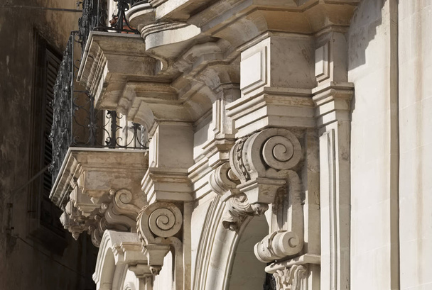 İtalya, Sicilya, Scicli (Ragusa eyaletinde), Barok Penna Musso Iacono Palace cephe ve balkon (XIX yüzyıl) - Fotoğraf, Görsel