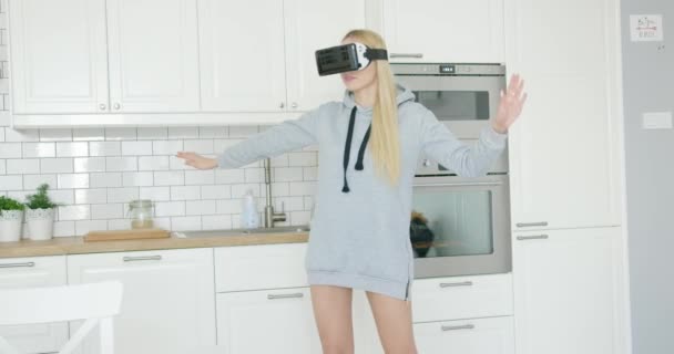 Femme portant un casque VR
 - Séquence, vidéo