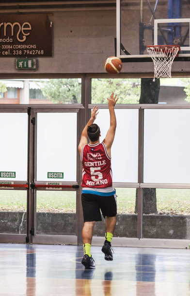 Basketball player training - Фото, зображення