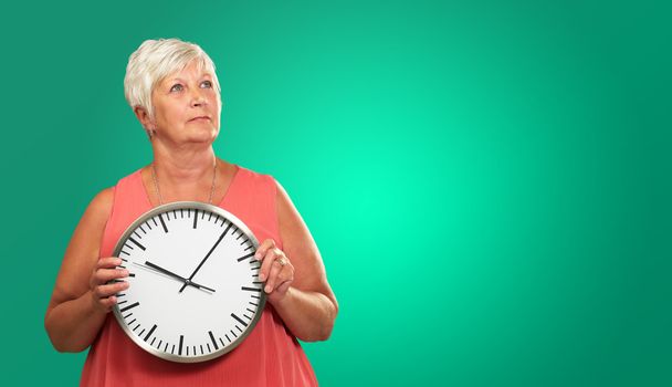 idős nő kezében egy órát - Fotó, kép