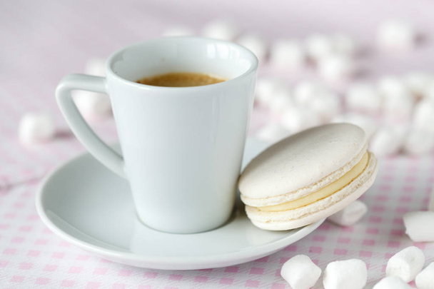 Coffee cup with macaroon - Foto, afbeelding