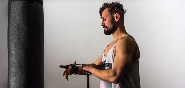sportos férfi kész kezek, boksz - Fotó, kép