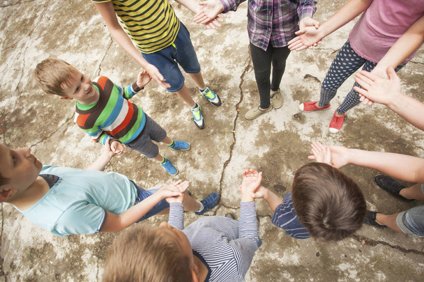 Crianças jogando o jogo no acampamento de verão
 - Foto, Imagem