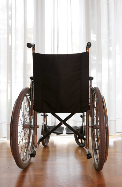 pyörätuoli sairaalahuoneessa ilman henkilöä
 - Valokuva, kuva