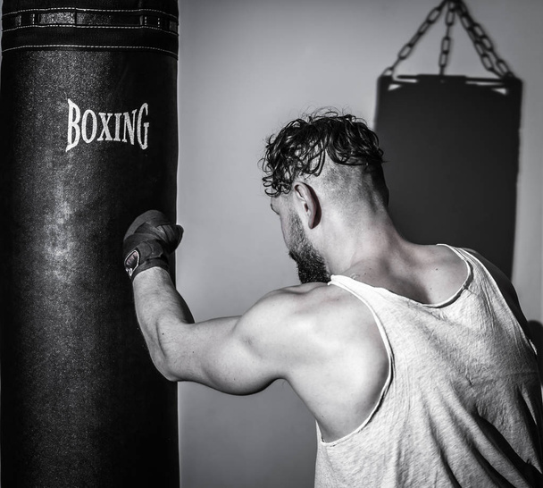 worek bokserski człowiek sportowych w sali gimnastycznej - Zdjęcie, obraz