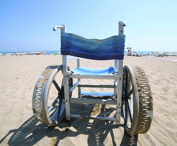 Fauteuil roulant spécial avec de grandes roues en acier à sur la plage
 - Photo, image