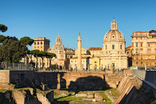 Руїни стародавнього форум Августа біля Римського форуму в Римі, Італія - Фото, зображення