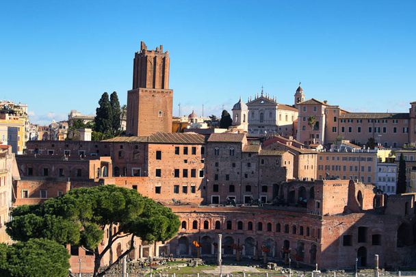 Panoramiczny widok na rynek Trajana (Mercati Traianei) na Via dei Fori Imperiali, w Rzym, Włochy - Zdjęcie, obraz