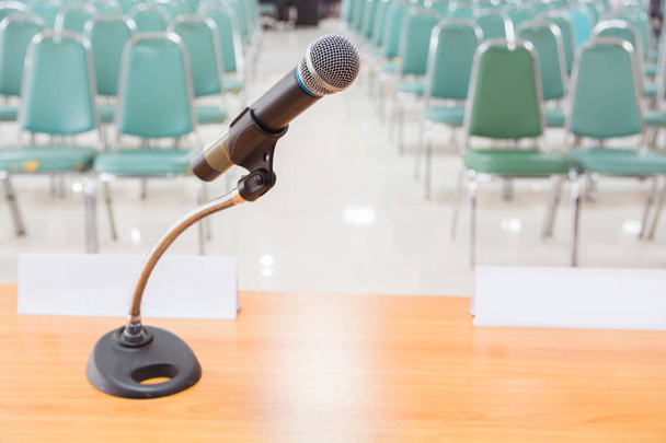 Mikrofon boş toplantı duyuru odasında Close-Up - Fotoğraf, Görsel