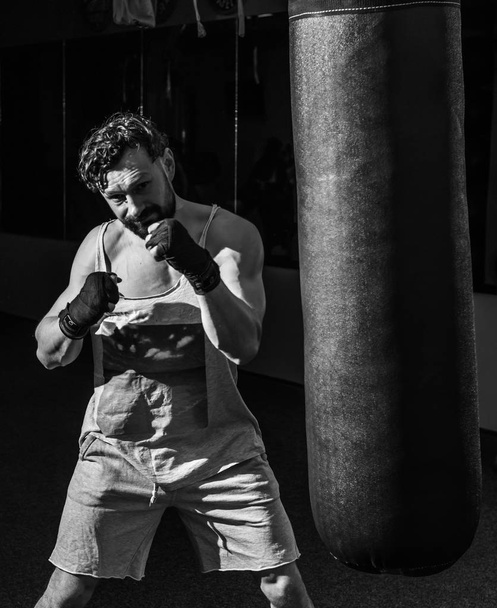 urheilu mies nyrkkeily laukku kuntosalilla
 - Valokuva, kuva