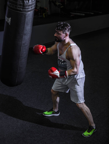sports man Boxing bag in the gym - Foto, imagen