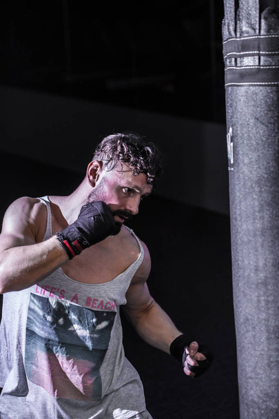 hombre deportivo bolsa de boxeo en el gimnasio
 - Foto, Imagen