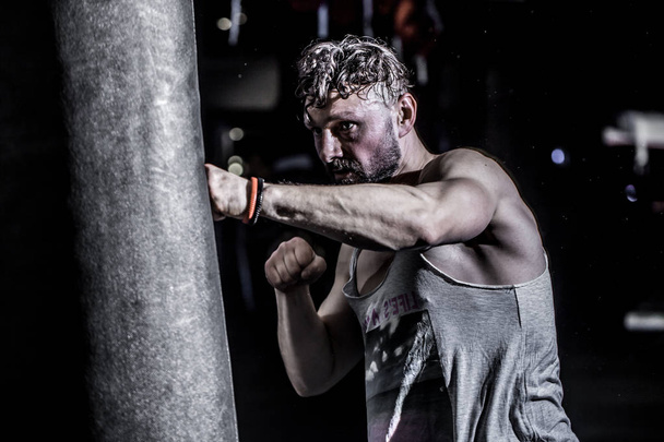 hombre deportivo bolsa de boxeo en el gimnasio
 - Foto, Imagen