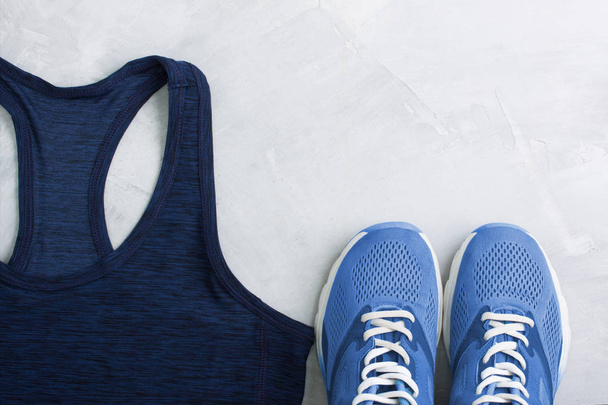 Flatlay άθλημα σύνθεση με πάνινα παπούτσια μπλε στολή και t-shirt - Φωτογραφία, εικόνα