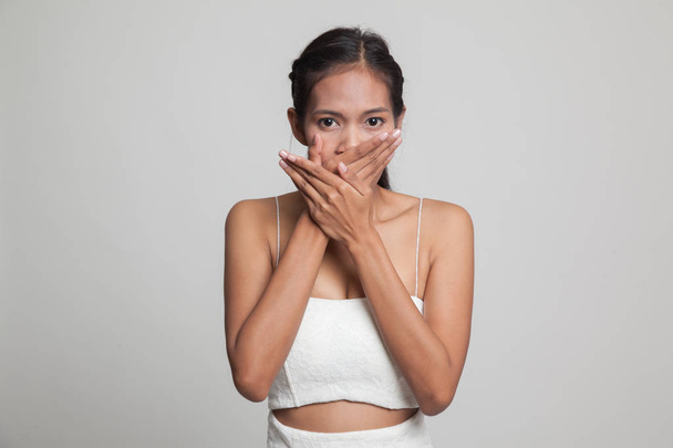 Beautiful young Asian woman close her mouth. - Valokuva, kuva
