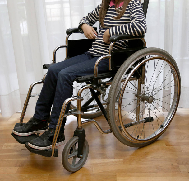 Tekerlekli sandalyede kötürüm genç kız - Fotoğraf, Görsel