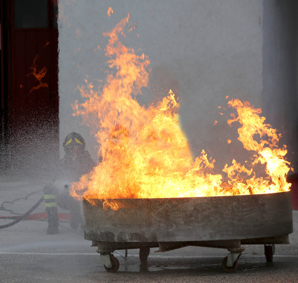 пожежні бійці під час навчань у пожежній частині для гасіння
 - Фото, зображення