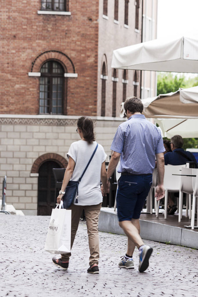 Jeune couple marchant dans le centre-ville de Pordenone (Italie)
 - Photo, image
