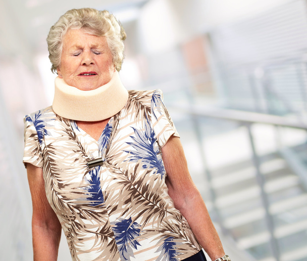Una mujer mayor que lleva un collarín
 - Foto, Imagen