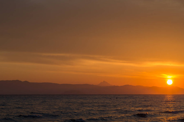 Gelgit sırasında sakin deniz kıyısında bahar turuncu şafak. - Fotoğraf, Görsel