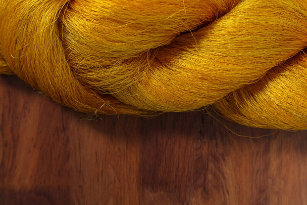 Silkworm amarelo no fundo de madeira
 - Foto, Imagem