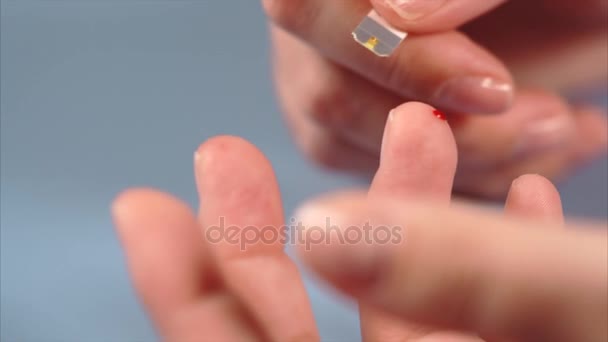 Maso krev rány od diabetes pacientů prst a testovací proužek - Záběry, video