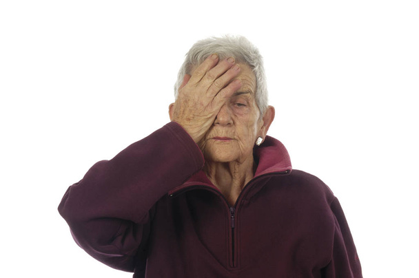 mulher mais velha cobrindo um olho
 - Foto, Imagem