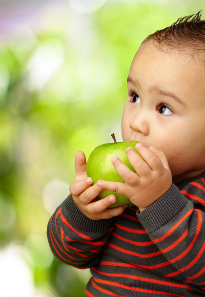 portrét chlapeček jíst zelené jablko - Fotografie, Obrázek