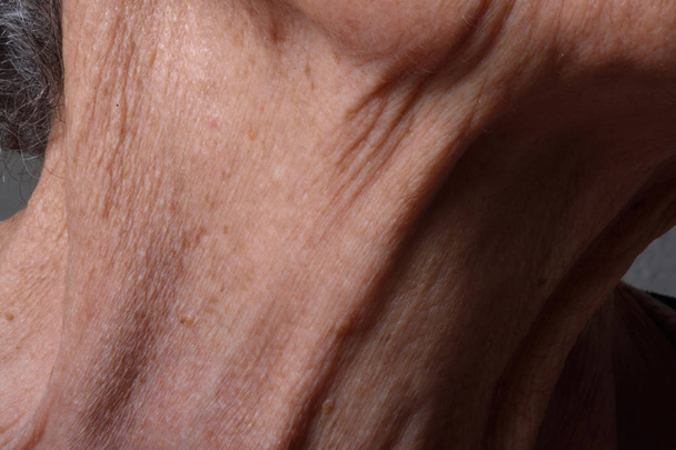 Falten im Nacken einer älteren Frau - Foto, Bild