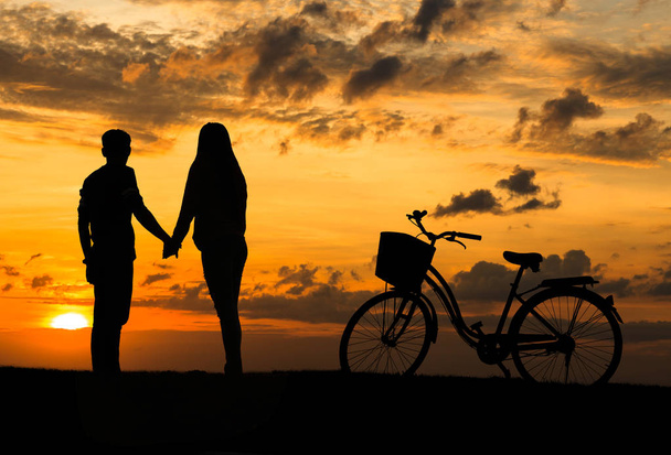 Силуэт сладкой влюбленной пары счастливое время и велосипед в беа
 - Фото, изображение