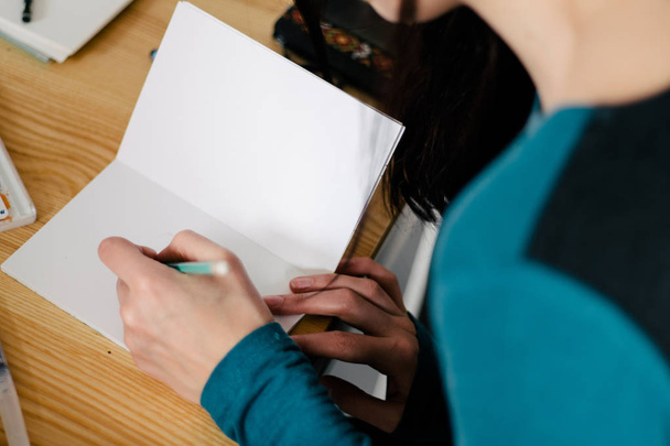 no bloco de notas no escritório Close-up de mãos femininas fazendo anotações
  - Foto, Imagem