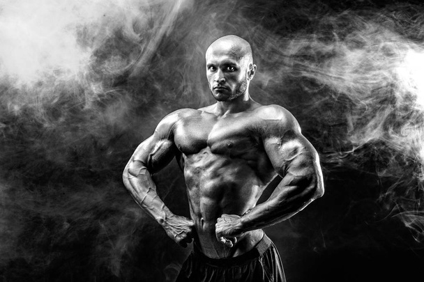 Strong bodybuilder man with perfect abs, shoulders,biceps, triceps, chest - Foto, immagini