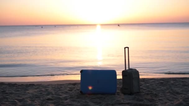 Δύο βαλίτσες στην παραλία - Πλάνα, βίντεο