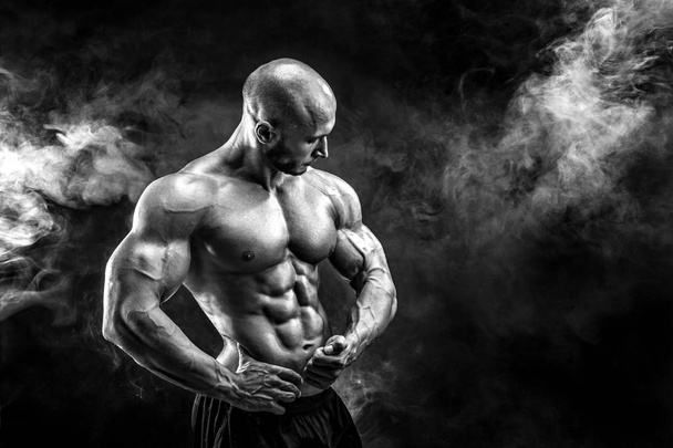 Strong bodybuilder man with perfect abs, shoulders,biceps, triceps, chest - Foto, Bild
