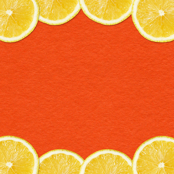 Kırmızı arkaplanda limon dilimleri - Fotoğraf, Görsel
