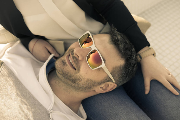 Hombre barbudo sonriente con gafas de sol de colores
 - Foto, imagen