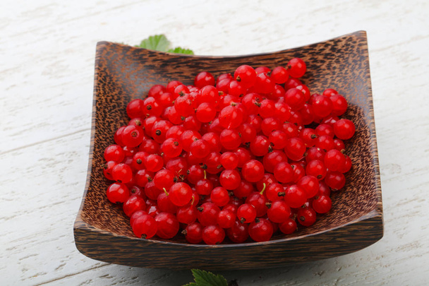 Red currants in the bowl - Photo, Image