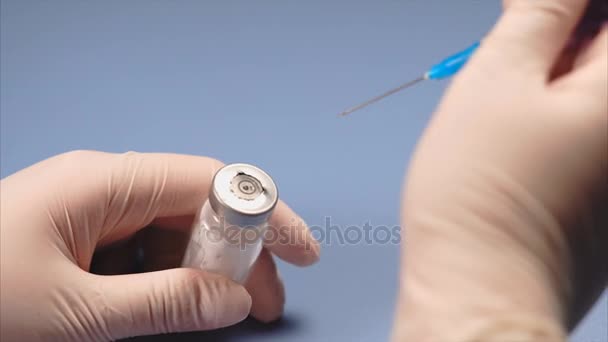 Lekarz piercing pokrywy ampułki z strzykawki - Materiał filmowy, wideo