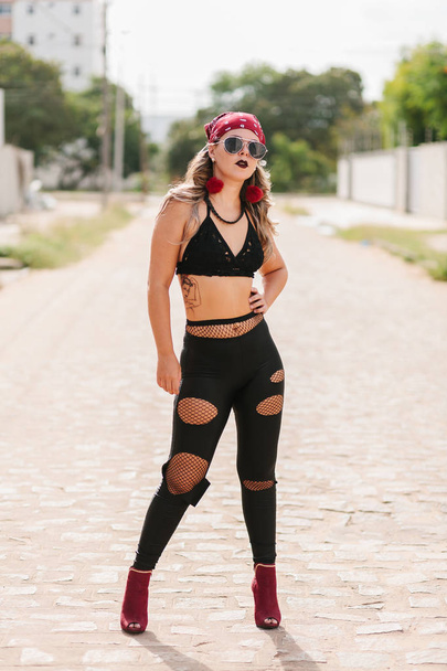 Beautiful and stylish woman with sunglasses and bandana on the s - Fotoğraf, Görsel