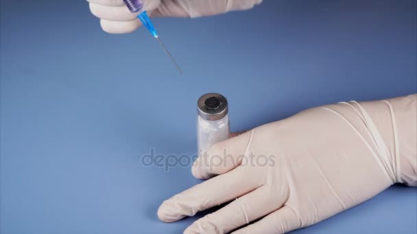 Lekarz piercing pokrywy ampułki z strzykawki. - Materiał filmowy, wideo