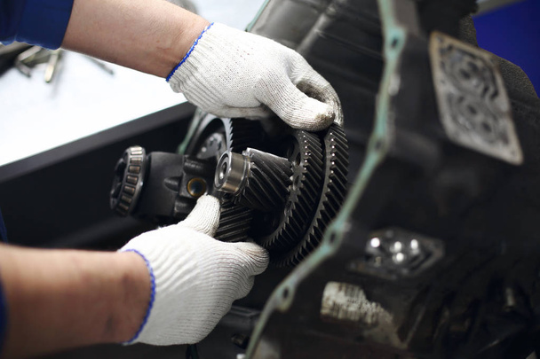 車のギア ボックス修理自動車修理ワーク ショップ自動車修理工 - 写真・画像