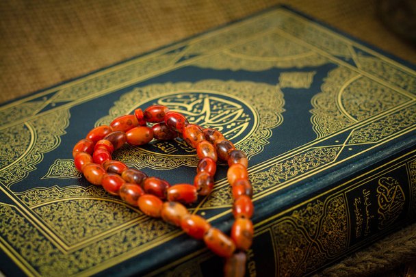 Розарий над Кораном с арабской калибровкой означает Святой Коран
 - Фото, изображение