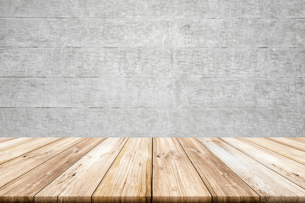 Mesa de madera ligera vacía con fondo de pared de hormigón
.  - Foto, Imagen