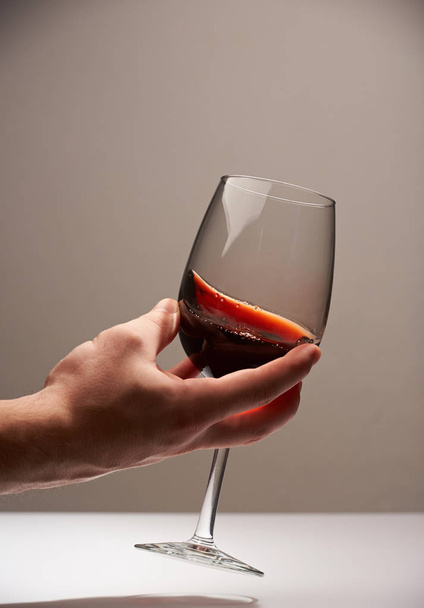Hand hold elegant red wine glass - Foto, Imagem