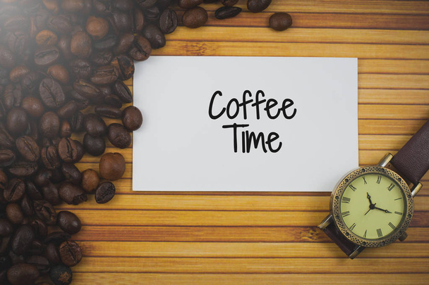 Copyspace mostrando um cartão de visita, relógio e grãos de café escrito
 - Foto, Imagem