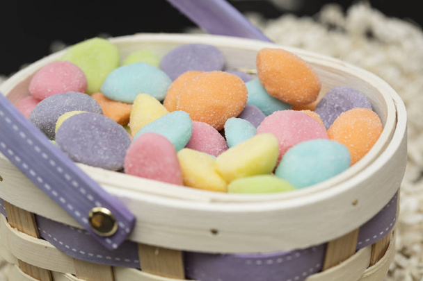 Pääsiäinen Gummy Munat monissa väreissä korissa
 - Valokuva, kuva