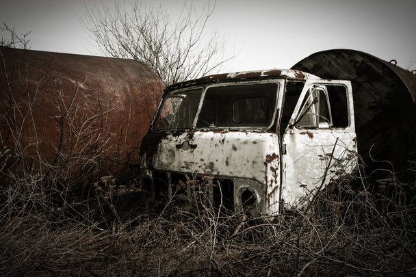 Παλιό σκουριασμένο φορτηγό cab στα ερείπια - Φωτογραφία, εικόνα