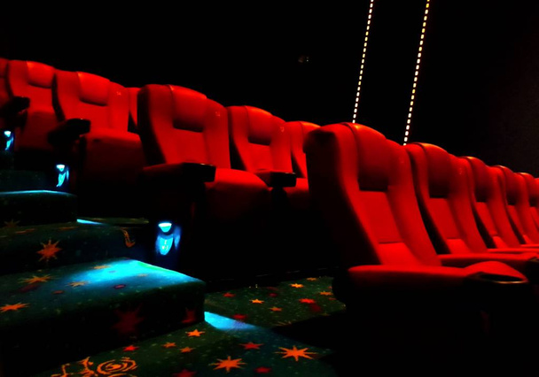 Leere rote Kinosessel oder Theatersitze - Foto, Bild