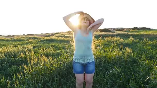 Nő a arms kinyújtott egy mezőben - Felvétel, videó