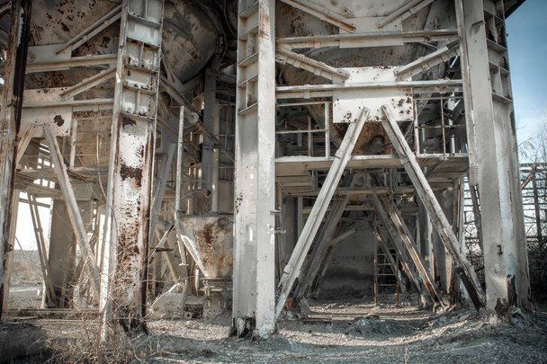 ερείπια ενός εργοστασίου τσιμέντου - Φωτογραφία, εικόνα